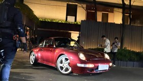 Mobil mewah keluar dari rumah mantan Wakil Menteri Imigrasi dan Pemasyarakatan Silmy Karim di kawasan Brawijaya, Kebayoran Baru, Jakarta Selatan, Jumat (5/6/2026).