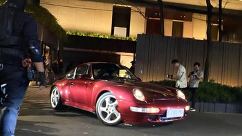 Mobil mewah keluar dari rumah mantan Wakil Menteri Imigrasi dan Pemasyarakatan Silmy Karim di kawasan Brawijaya, Kebayoran Baru, Jakarta Selatan, Jumat (5/6/2026).