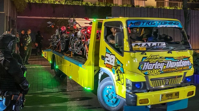 Truk towing membawa motor mewah dari rumah mantan Wakil Menteri Imigrasi dan Pemasyarakatan Silmy Karim di kawasan Brawijaya, Kebayoran Baru, Jakarta Selatan, Jumat (5/6/2026). KPK membawa sejumlah kendaraan mewah dalam penggeledahan rumah tersangka