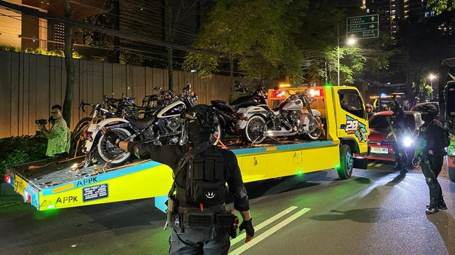 Truk towing membawa motor mewah dari rumah mantan Wakil Menteri Imigrasi dan Pemasyarakatan Silmy Karim di kawasan Brawijaya, Kebayoran Baru, Jakarta Selatan, Jumat (5/6/2026). KPK membawa sejumlah kendaraan mewah dalam penggeledahan rumah tersangka