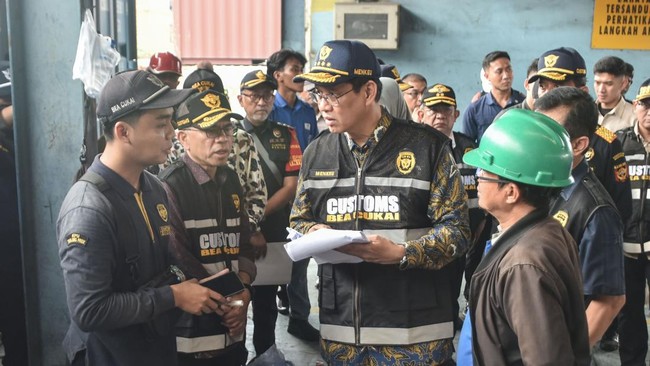 Menteri Keuangan Purbaya Yudhi Sadewa (kedua kanan) meninjau dokumen barang didampingi Sekjen Kementerian Keuangan Robert Leonard Marbun (kedua kiri) saat meninjau Pelabuhan Tanjung Priok, Jakarta, Sabtu (6/6/2026). Purbaya Yudhi Sadewa meninjau