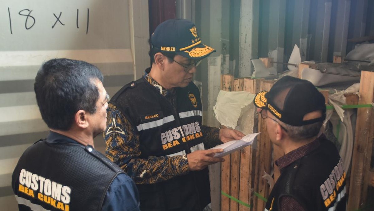 Menteri Keuangan Purbaya Yudhi Sadewa (tengah) meninjau dokumen barang impor didampingi Sekjen Kementerian Keuangan Robert Leonard Marbun (kanan) dan Direktur Jenderal Bea Cukai Djaka Budi Utama (kiri) saat meninjau Pelabuhan Tanjung Priok, Jakart