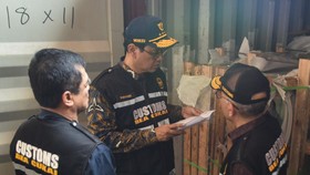 Menteri Keuangan Purbaya Yudhi Sadewa (tengah) meninjau dokumen barang impor di Pelabuhan Tanjung Priok, Jakarta, Sabtu (6/6/2026).