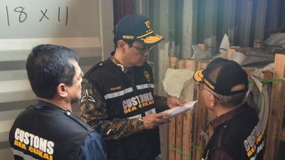 Menteri Keuangan Purbaya Yudhi Sadewa (tengah) meninjau dokumen barang impor di Pelabuhan Tanjung Priok, Jakarta, Sabtu (6/6/2026).