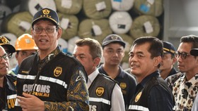 Menkeu Purbaya (kiri) didampingi Dirjen Bea Cukai Djaka Budi Utama (kedua kanan) saat meninjau Pelabuhan Tanjung Priok, Jakarta, Sabtu (6/6/2026).