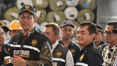 Menkeu Purbaya (kiri) didampingi Dirjen Bea Cukai Djaka Budi Utama (kedua kanan) saat meninjau Pelabuhan Tanjung Priok, Jakarta, Sabtu (6/6/2026).