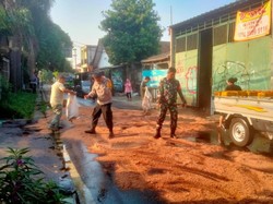 80 Kilogram Minyak Curah Tumpah di Ciputat Tangsel, 2 Pemotor Sempat Jatuh