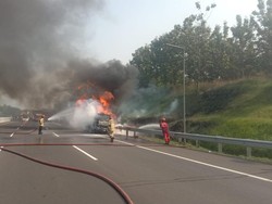 Tabrak Tronton, Truk Tangki Solar Hangus di Tol Cipali