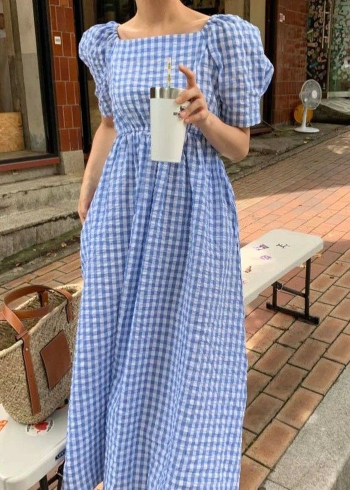 Motif gingham dikenal dengan pola kotak-kotak kecil yang klasik dan timeless. Motif ini sering digunakan pada kemeja, dress, hingga rok dengan nuansa yang manis dan kasual./ Foto: pinterest.com