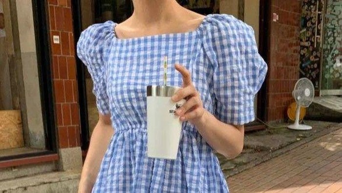 Motif gingham dikenal dengan pola kotak-kotak kecil yang klasik dan timeless. Motif ini sering digunakan pada kemeja, dress, hingga rok dengan nuansa yang manis dan kasual./ Foto: pinterest.com