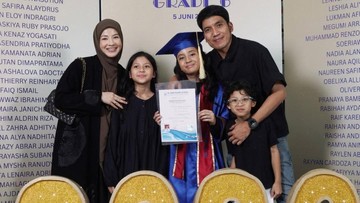 Kabar Terkini Artis dari InsertLive : Rasa Bangga Desta dan Doa Mulia Natasha Rizki untuk Megumi yang Lulus Sekolah Dasar