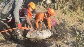 Tim SAR Gabungan akhirnya berhasil mengevakuasi Cakra (18).