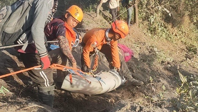 Tim SAR Gabungan akhirnya berhasil mengevakuasi Cakra (18). 