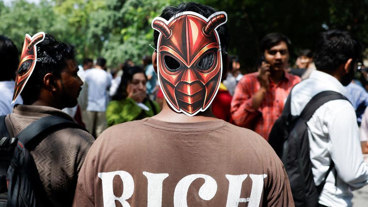 Aksi demo perdana Partai Rakyat Kecoak di New Delhi, India, Sabtu (6/6).
