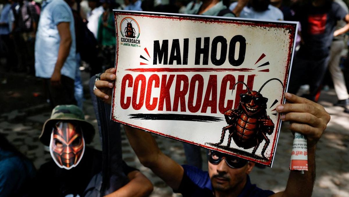 Aksi demo perdana Partai Rakyat Kecoak di New Delhi, India, Sabtu (6/6).
