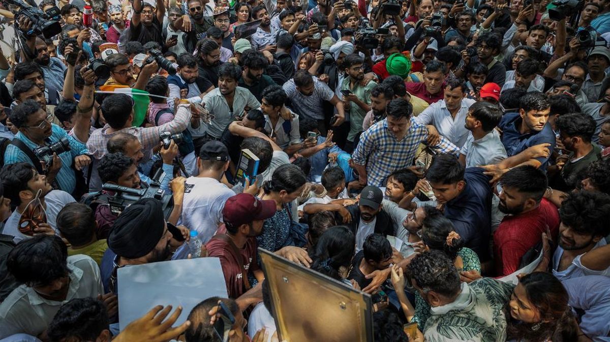 Aksi demo perdana Partai Rakyat Kecoak di New Delhi, India, Sabtu (6/6).