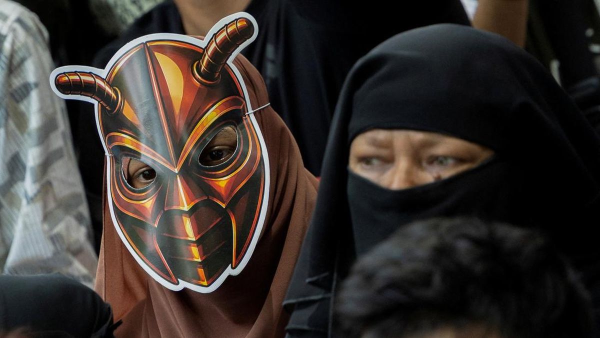 Aksi demo perdana Partai Rakyat Kecoak di New Delhi, India, Sabtu (6/6).