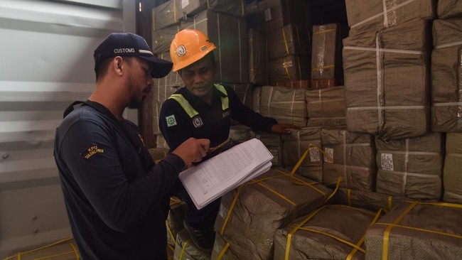 Petugas Bea Cukai meninjau dokumen barang impor di Pelabuhan Tanjung Priok, Jakarta, Sabtu (6/6/2026). Bea Cukai Tanjung Priok mengoptimalkan pemeriksaan fisik barang impor melalui layanan 24/7 untuk mengantisipasi tingginya volume importasi sekaligu