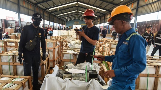 Petugas Bea Cukai memeriksa barang impor di Pelabuhan Tanjung Priok, Jakarta, Sabtu (6/6/2026). Bea Cukai Tanjung Priok mengoptimalkan pemeriksaan fisik barang impor melalui layanan 24/7 untuk mengantisipasi tingginya volume importasi sekaligus mempe