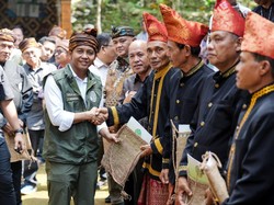 Menhut Serahkan SK Hutan Adat Seluas 1.175 Ha: Akhiri Konflik Puluhan Tahun