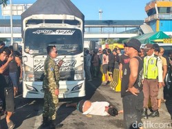 Senggolan Saat Antre Masuk Kapal, Sopir Truk Pingsan Usai Duel di Gilimanuk
