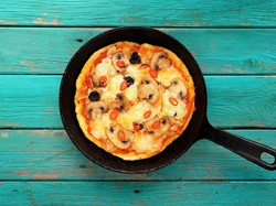 Resep Pizza Teflon Rumahan yang Nikmat Pakai Topping Sosis dan Jamur