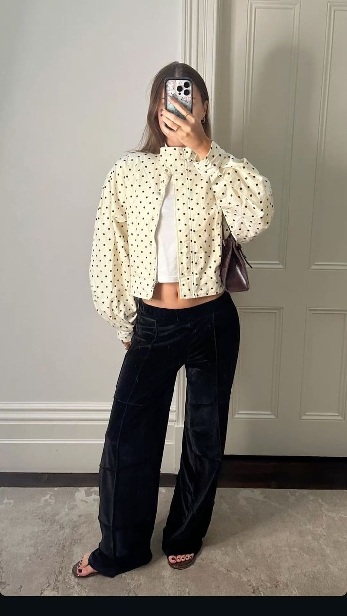 Polkadot menjadi salah satu motif paling populer sepanjang masa. Pola titik-titiknya mampu memberikan kesan manis dan ceria pada penampilan./ Foto: pinterest.com