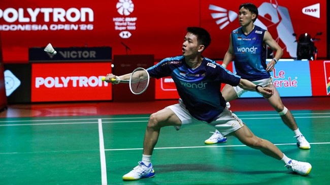 Pebulu tangkis ganda putra Indonesia Raymond Indra (kiri) dan Nikolaus Joaquin (kanan) mengembalikan kok ke arah ganda putra Jepang Takuro Hoki dan Yugo Kobayashi pada babak 8 besar Polytron Indonesia Open 2026 di Istora Senayan, Jakarta, Jumat (5/6/