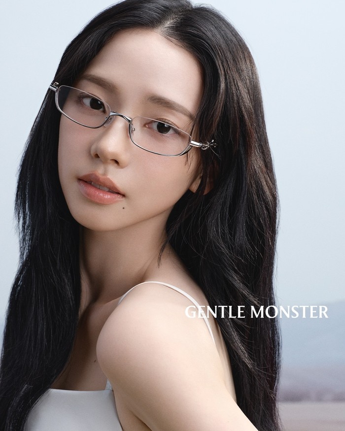 Sang leader kelahiran tahun 2000 satu ini dinilai sangat cocok dengan konsep koleksi tersebut. Para penggemar maupun netizen pun membanjiri kolom komentar postingan terbaru GENTLE MONSTER dengan komentar positif. / Foto: instagram.com/gentlemonster