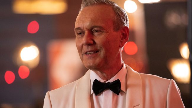 Anthony Head sebagai Rupert Mannion dalam serial Ted Lasso (2020).