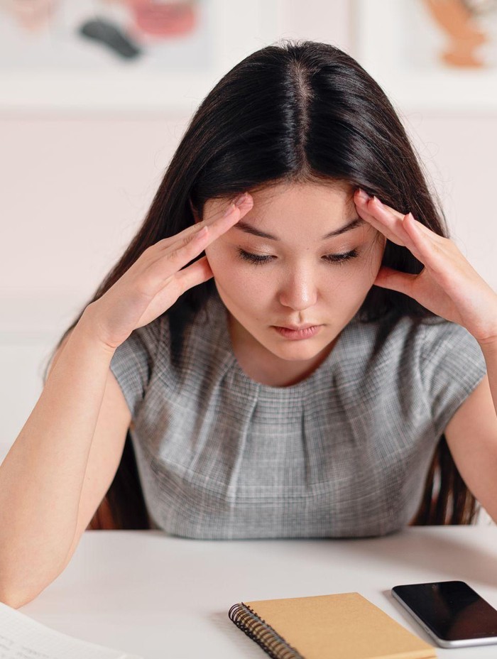Stres bukan hanya memengaruhi kesehatan mental, tapi juga bisa menjadi pemicu asma. Emosi yang tidak stabil dapat membuat tubuh bereaksi dan memperburuk kondisi saluran napas.