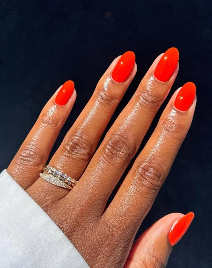 Sunset orange menjadi warna kuku yang wajib dicoba di bulan Juni. Nuansanya yang hangat langsung memberikan kesan summer yang kuat dan fashionable./ Foto: instagram.com/lolo.nailedit