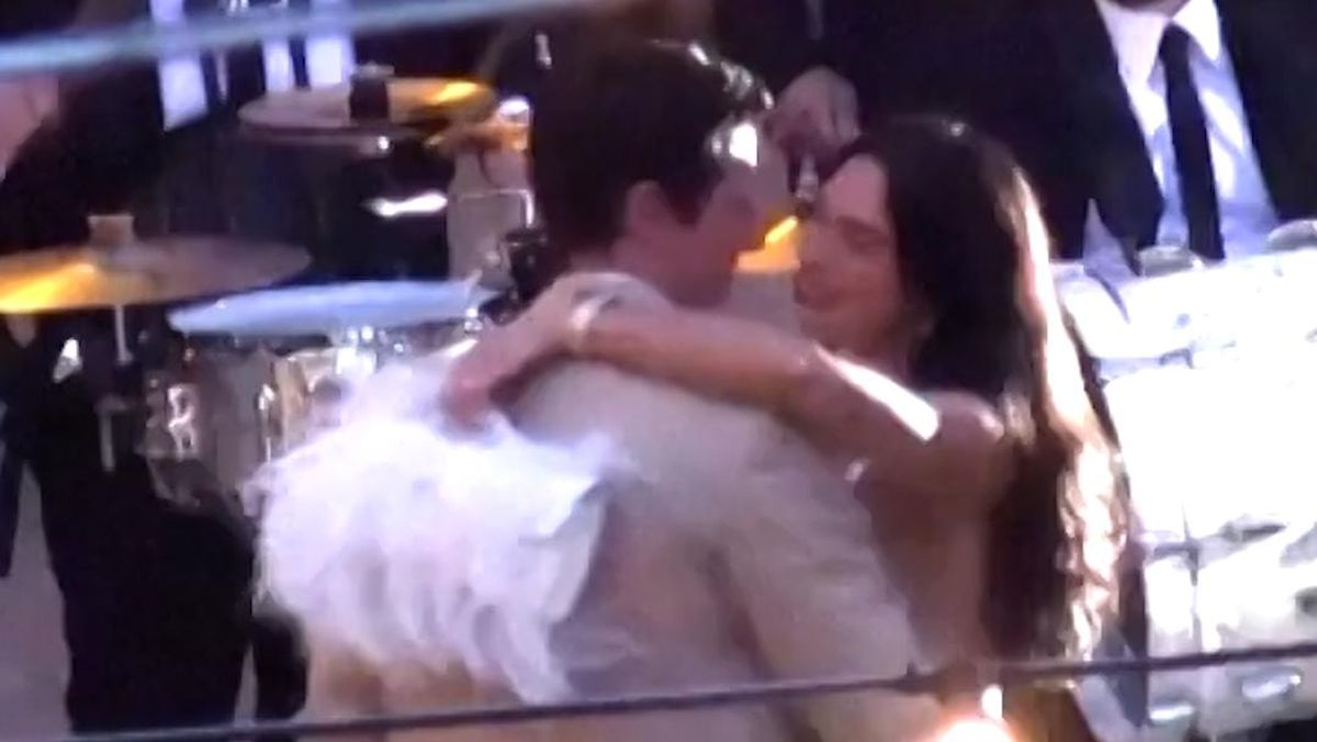 Momen Dua Lipa Dan Callum Turner Berdansa Mesra Di Pesta Pernikahan