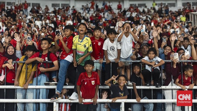 Suporter cilik memberikan dukungan maksimal kepada Timnas Indonesia. Pertandingan uji coba ini dihadiri 23.677 penonton.