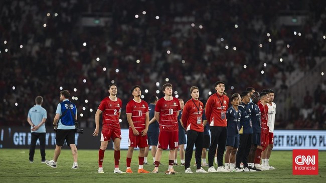 Pemain Timnas Indonesia menjalani prosesi nyanyo bersama 'Tanah Airku' setelah pertandingan. Prosesi menjadi salah satu momen yang ditunggu-tunggu suporter dan pemain.