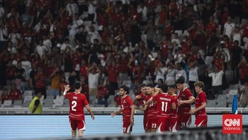 Pemai Timnas Indonesia merayakan bersama gol Justin Hubner ke gawang Oman pada babak pertama. Ini merupakan gol pertama Hubner selama membela tim Merah Putih.