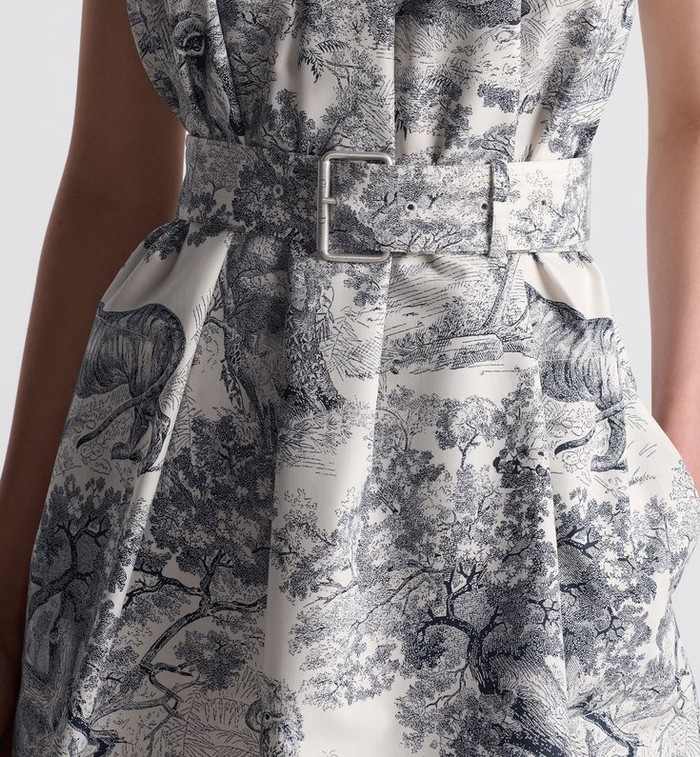 Toile de Jouy merupakan motif klasik asal Prancis yang terkenal dengan ilustrasi artistiknya. Motif ini memberikan sentuhan elegan dan mewah pada outfit./ Foto: pinterest.com
