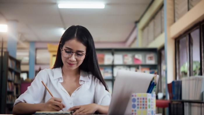 4 Zodiak yang Dikenal Paling Pintar Akademis, Siapa Saja?