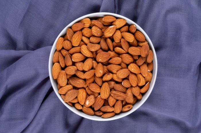 Almond mengandung magnesium dan melatonin yang berperan dalam mengatur kualitas tidur. Menurut penelitian, nutrisi ini dapat membantu tubuh lebih rileks sebelum beristirahat./ Foto: magnific.com/8photo