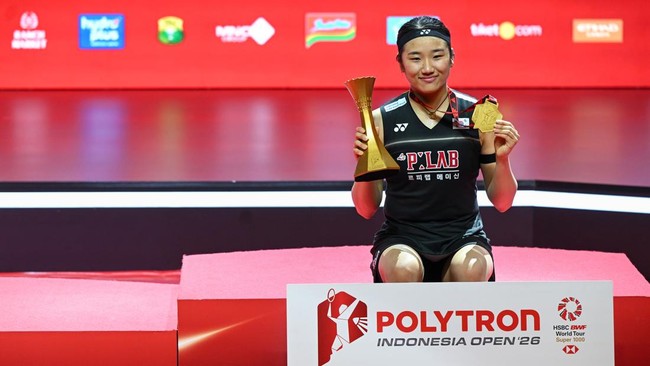 Pebulu tangkis tunggal putri Korea Selatan An Se Young berpose dengan pialanya usai mengalahkan tunggal putri Jepang Akane Yamaguchi pada final Polytron Indonesia Open 2026 di Istora Senayan, Jakarta, Minggu (7/6/2026). An Se Young menjadi juara Indo