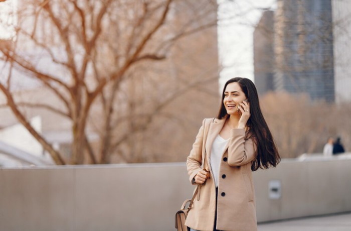 Aquarius dikenal sebagai zodiak yang sangat independen dan tidak suka mengikuti arus. Mereka lebih senang menciptakan jalannya sendiri daripada menyesuaikan diri dengan ekspektasi orang lain./ Foto: magnific.com/prostooleh