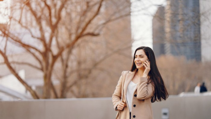 Aquarius dikenal sebagai zodiak yang sangat independen dan tidak suka mengikuti arus. Mereka lebih senang menciptakan jalannya sendiri daripada menyesuaikan diri dengan ekspektasi orang lain./ Foto: magnific.com/prostooleh