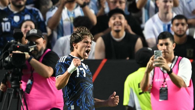 aArgentina's forward #17 Giuliano Simeone celebrates after scoring his team's second goal during the international friendly football match between Argentina and Honduras at Kyle Field in College Station, Texas on June 6, 2026. (Photo by RONALDO SCHE