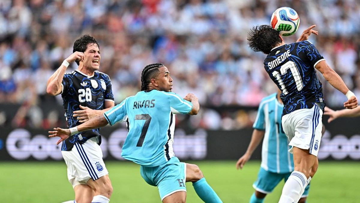 Soccer Football - International Friendly - Argentina v Honduras - Kyle Field, College Station, Texas, U.S. - June 6, 2026 Honduras' Rigoberto Rivas in action with Argentina's Agustin Giay and Giuliano Simeone IMAGN IMAGES via Reuters/Maria Lysaker