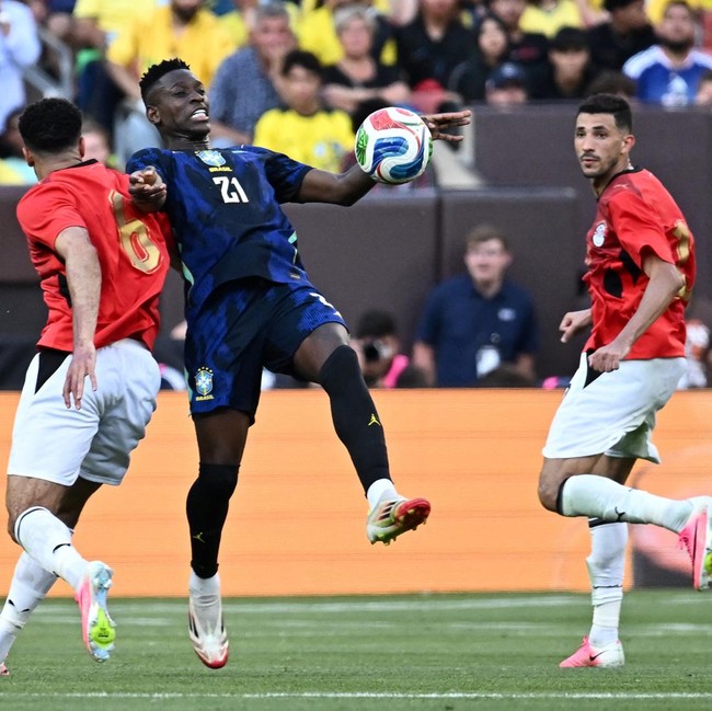 Soccer Football - International Friendly - Brazil v Egypt - Huntington Bank Field, Cleveland, Ohio, U.S. - June 6, 2026 Brazil's Luiz Henrique in action with Egypt's Mohamed Abdelmoniem IMAGN IMAGES via Reuters/Ken Blaze