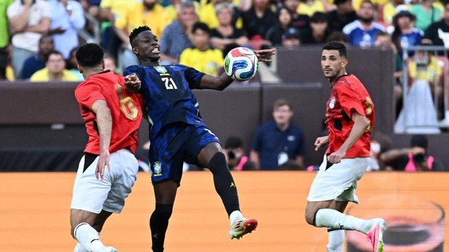 Soccer Football - International Friendly - Brazil v Egypt - Huntington Bank Field, Cleveland, Ohio, U.S. - June 6, 2026 Brazil's Luiz Henrique in action with Egypt's Mohamed Abdelmoniem IMAGN IMAGES via Reuters/Ken Blaze