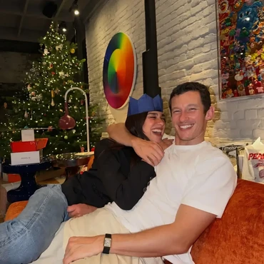 Dua Lipa Mesra dengan Callum Turner di Pantai Saat Honeymoon