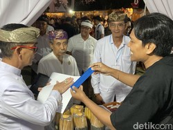 Kala Tunanetra Ajarkan Bupati Baca Huruf Timbul di Festival Literasi Klungkung