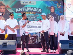 Gubernur Sulsel Serahkan Bantuan Rp 15 M untuk Infrastruktur-UMKM di Selayar