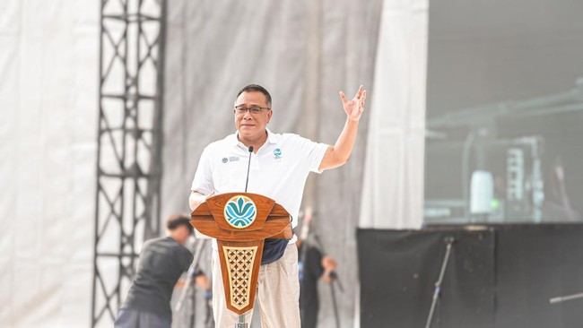 Menteri Lingkungan Hidup Jumhur Hidayat mengajak masyarakat melakukan pertobatan ekologis.